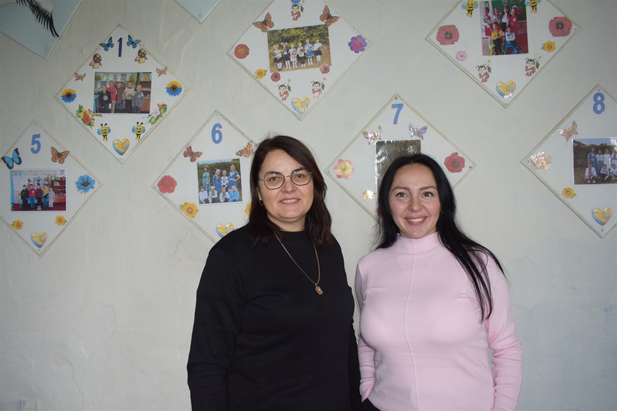 Директорка Гірківської гімназії Оксана Лопатюк разом з директоркою благодійного фонду "Нехай твоє серце б’ється" Наталією Нагорною