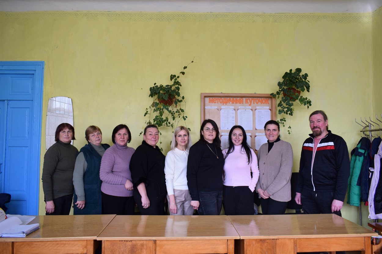 Педагогічний колектив Гірківської гімназії з представницями благодійного фонду "Нехай твоє серце б’ється"