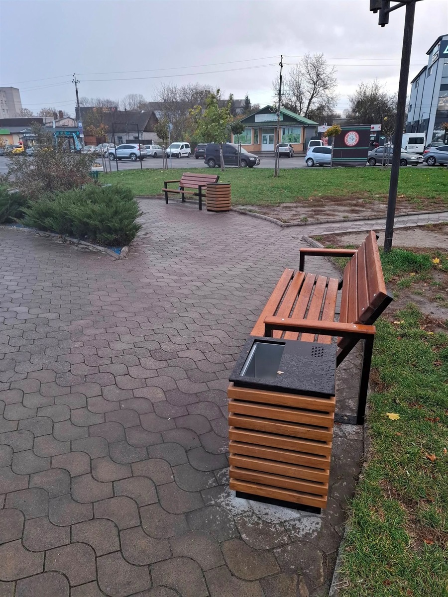 У Звягелі оновлять зупинку на вулиці Соборності та поставили нові лавки біля пам'ятника Шевченку