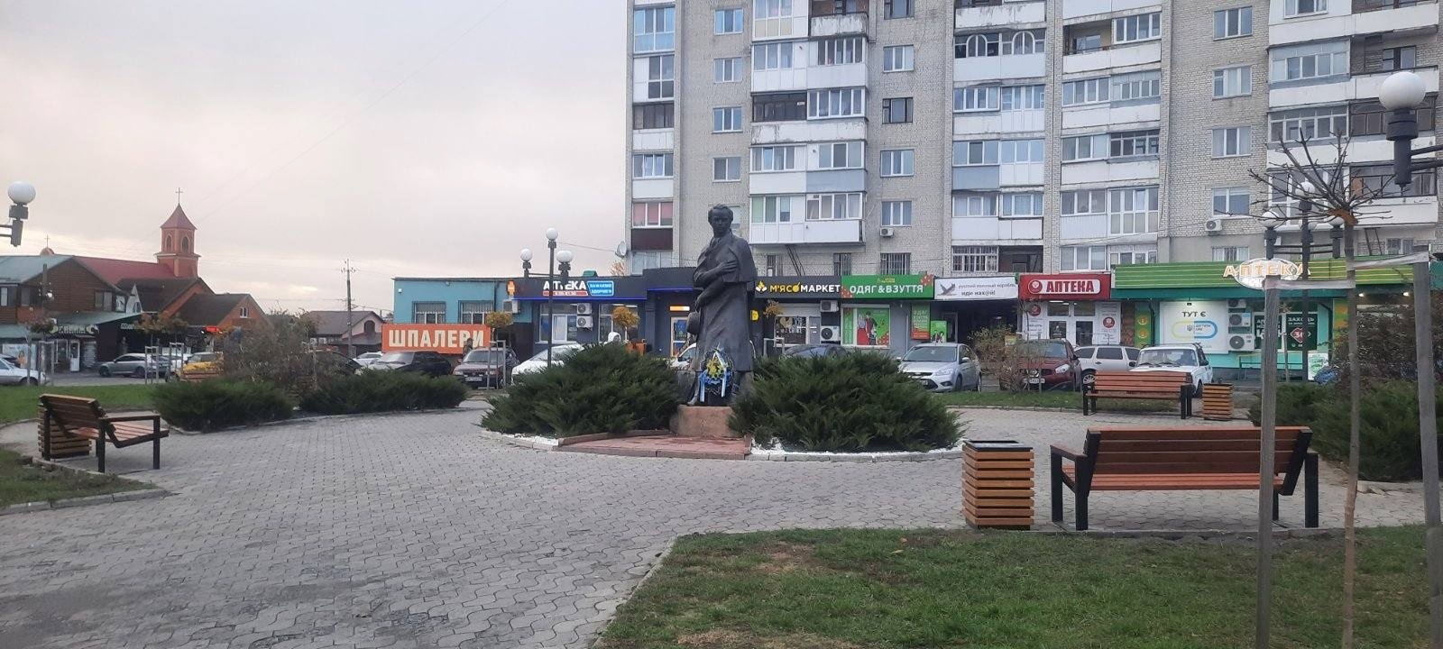 У Звягелі оновлять зупинку на вулиці Соборності та поставили нові лавки біля пам'ятника Шевченку