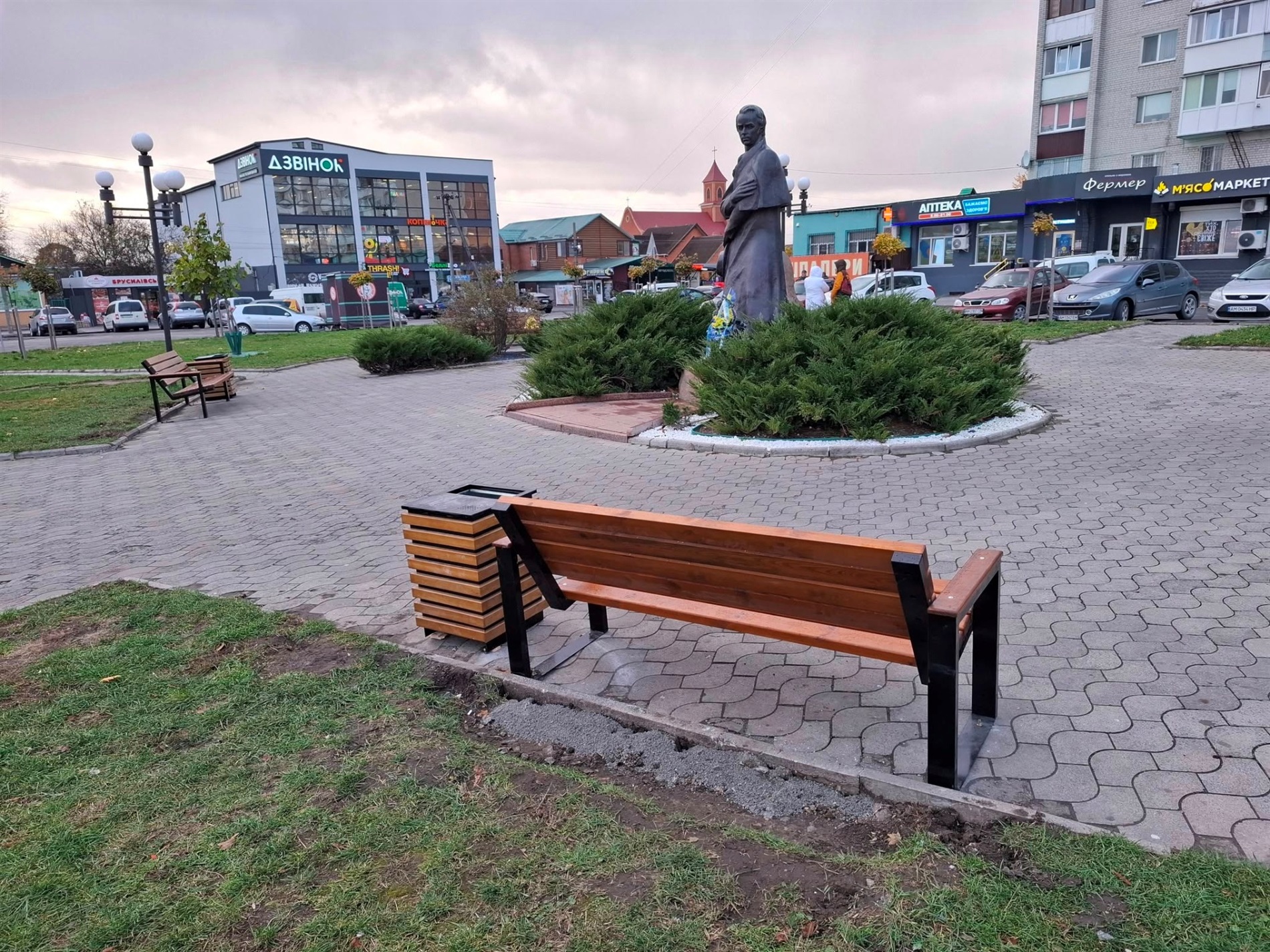 У Звягелі оновлять зупинку на вулиці Соборності та поставили нові лавки біля пам'ятника Шевченку
