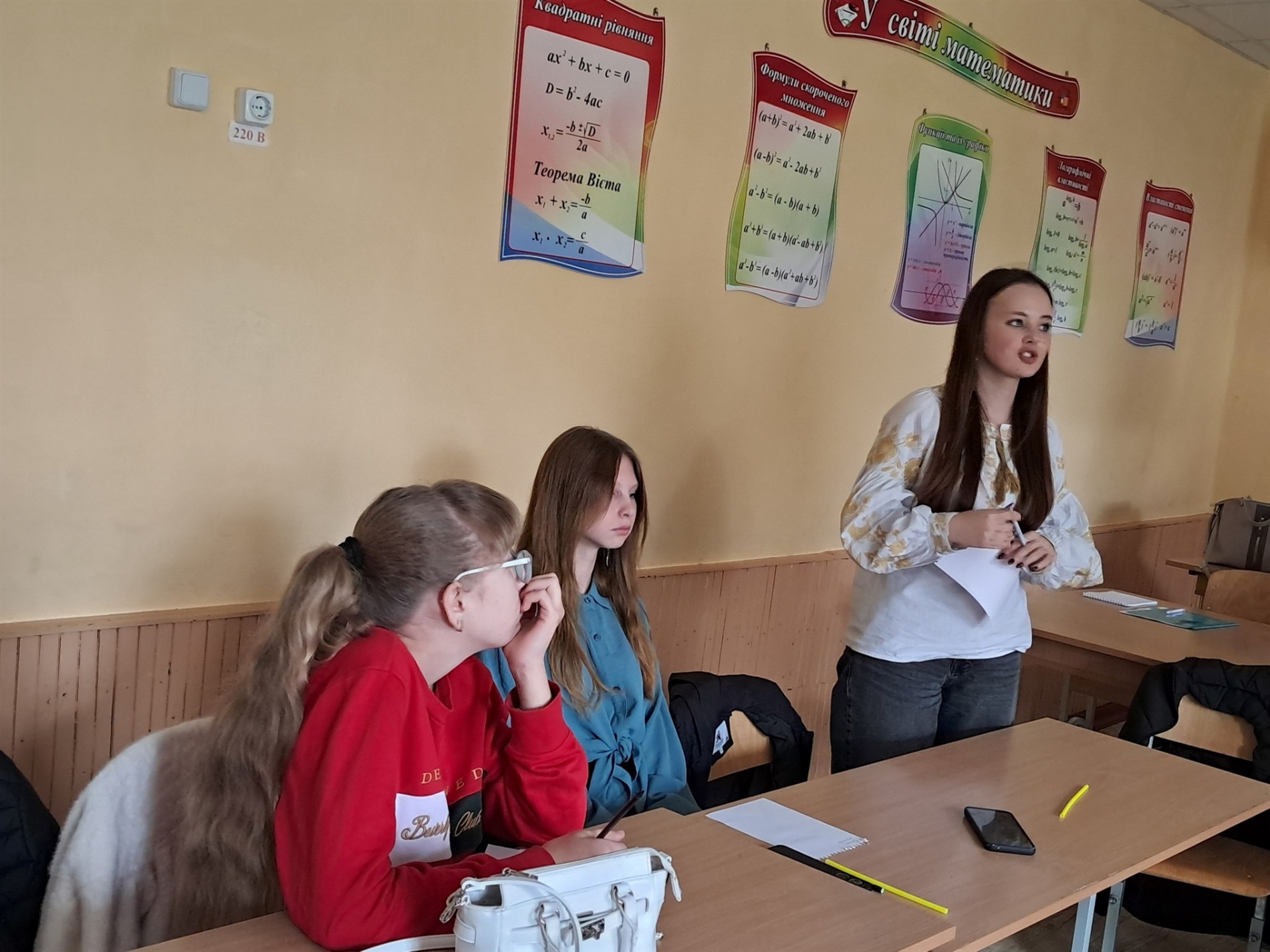Дебати у Гімназії №5: чи потрібні телефони та форма у школі?