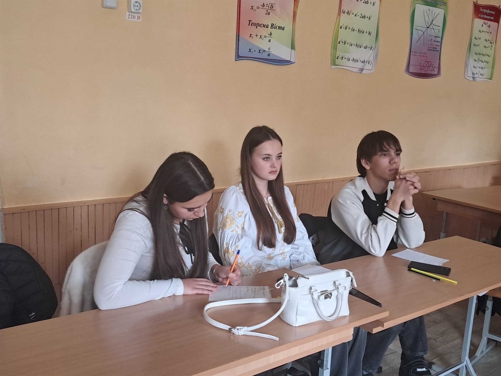 Дебати у Гімназії №5: чи потрібні телефони та форма у школі?