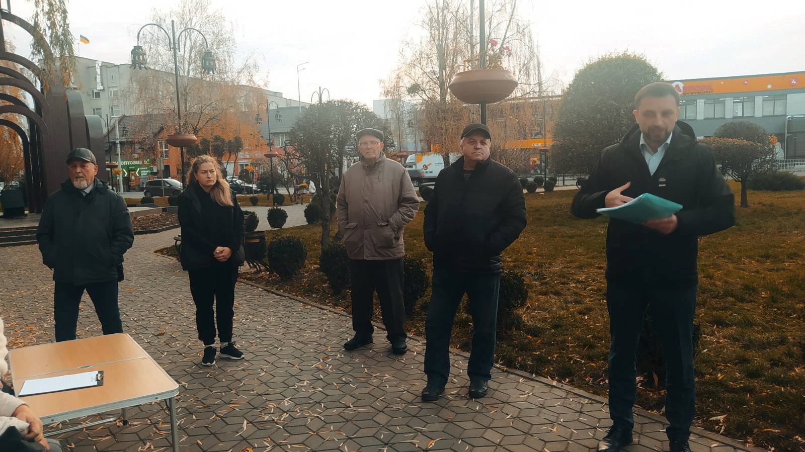 Жителі Звягеля відстояли вербу біля Чорнобильського меморіалу від повного зрізання