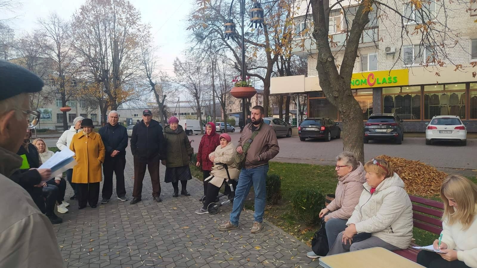 Жителі Звягеля відстояли вербу біля Чорнобильського меморіалу від повного зрізання