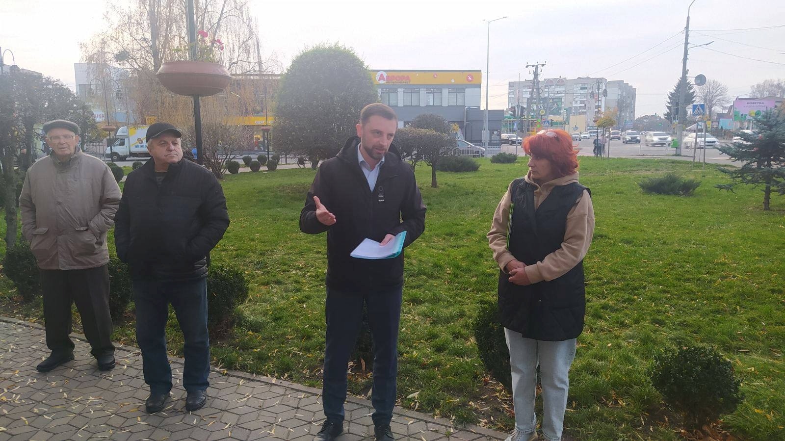 Жителі Звягеля відстояли вербу біля Чорнобильського меморіалу від повного зрізання