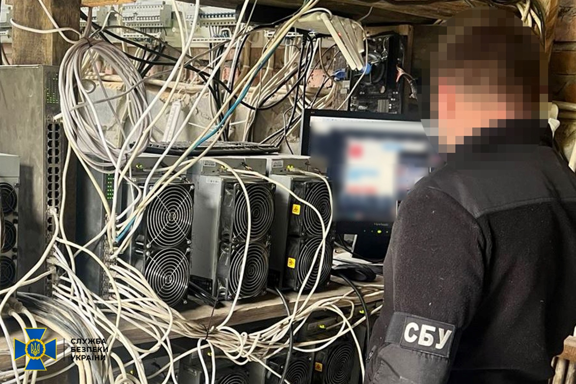 Підпільна криптоферма на Житомирщині в умовах дефіциту електрики крала електроенергію