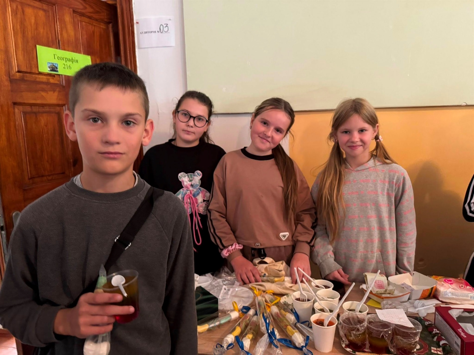 Учні ліцею на Звягельщині зібрали 116 тисяч гривень на благодійного ярмарку для ЗСУ