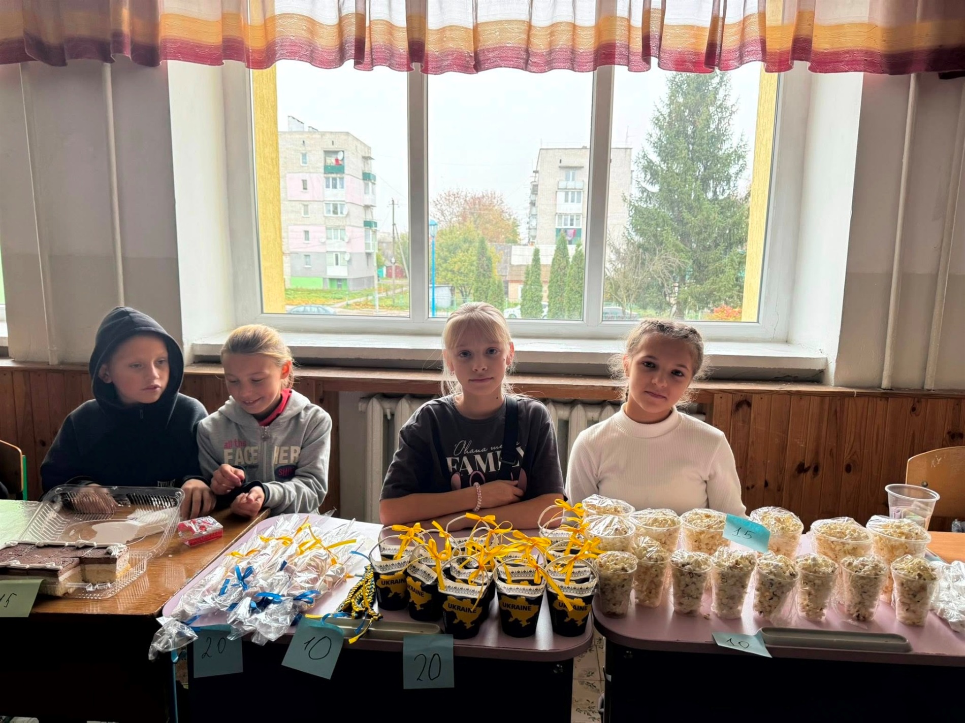 Учні ліцею на Звягельщині зібрали 116 тисяч гривень на благодійного ярмарку для ЗСУ