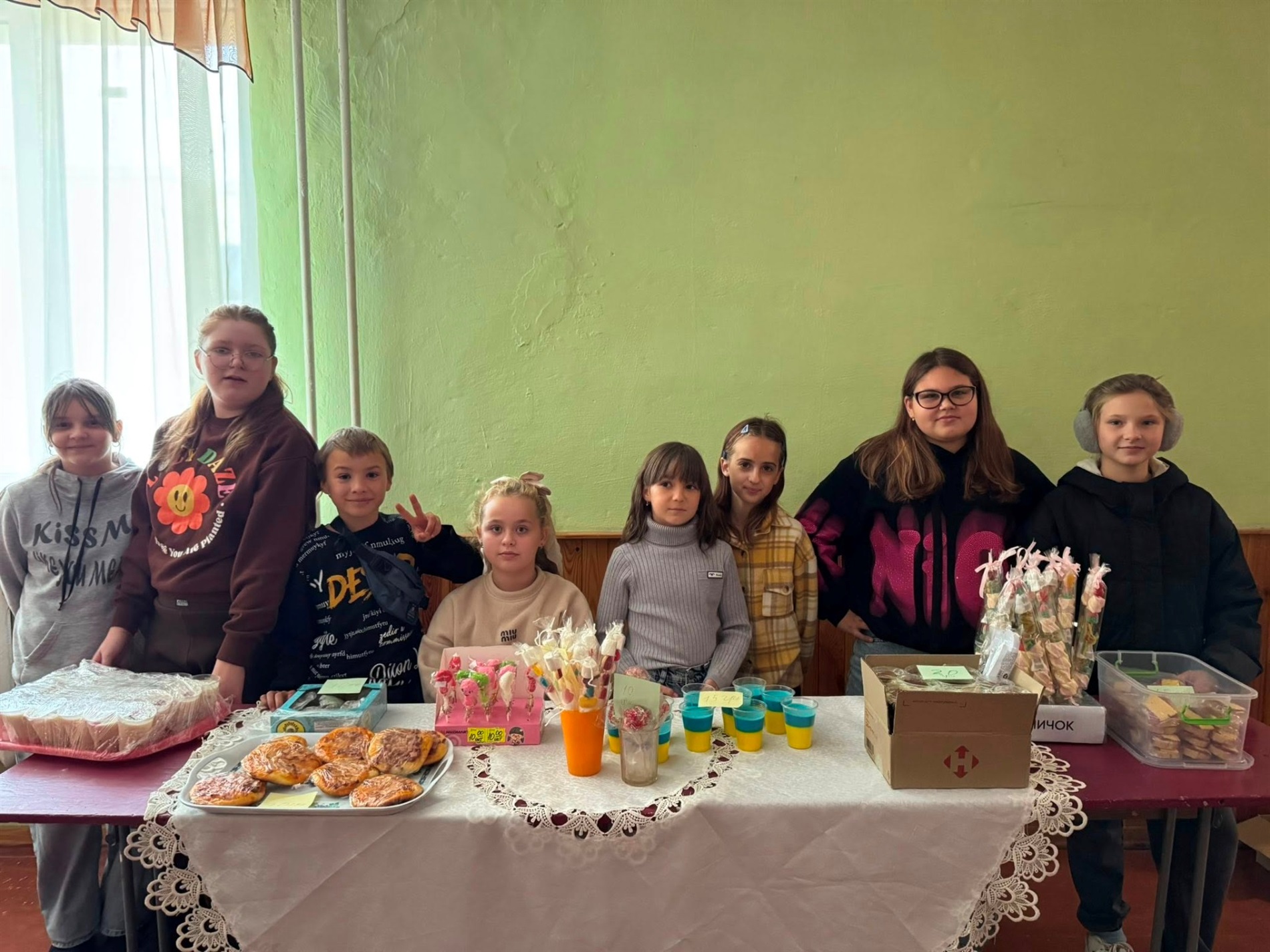 Учні ліцею на Звягельщині зібрали 116 тисяч гривень на благодійного ярмарку для ЗСУ