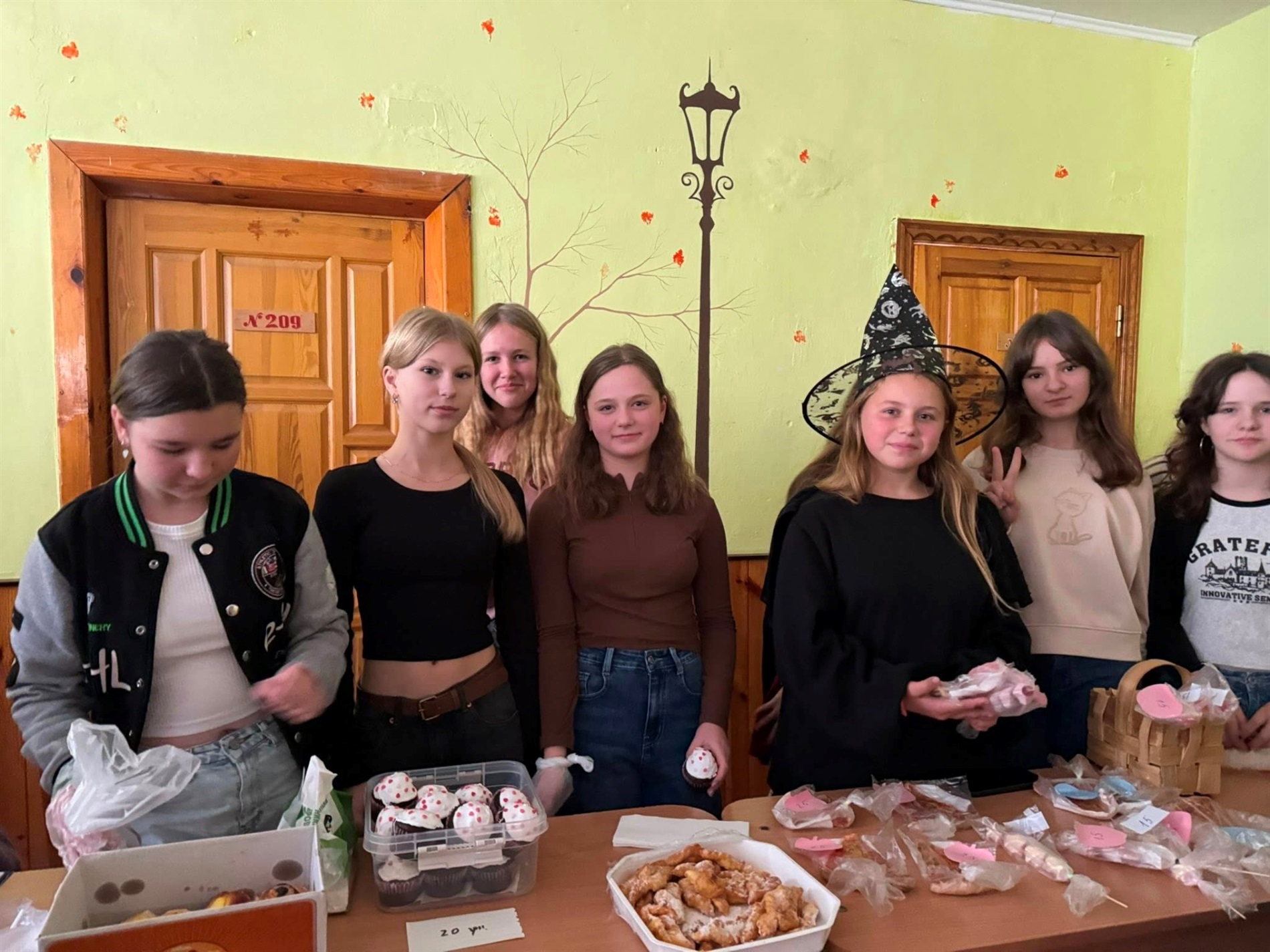 Учні ліцею на Звягельщині зібрали 116 тисяч гривень на благодійного ярмарку для ЗСУ