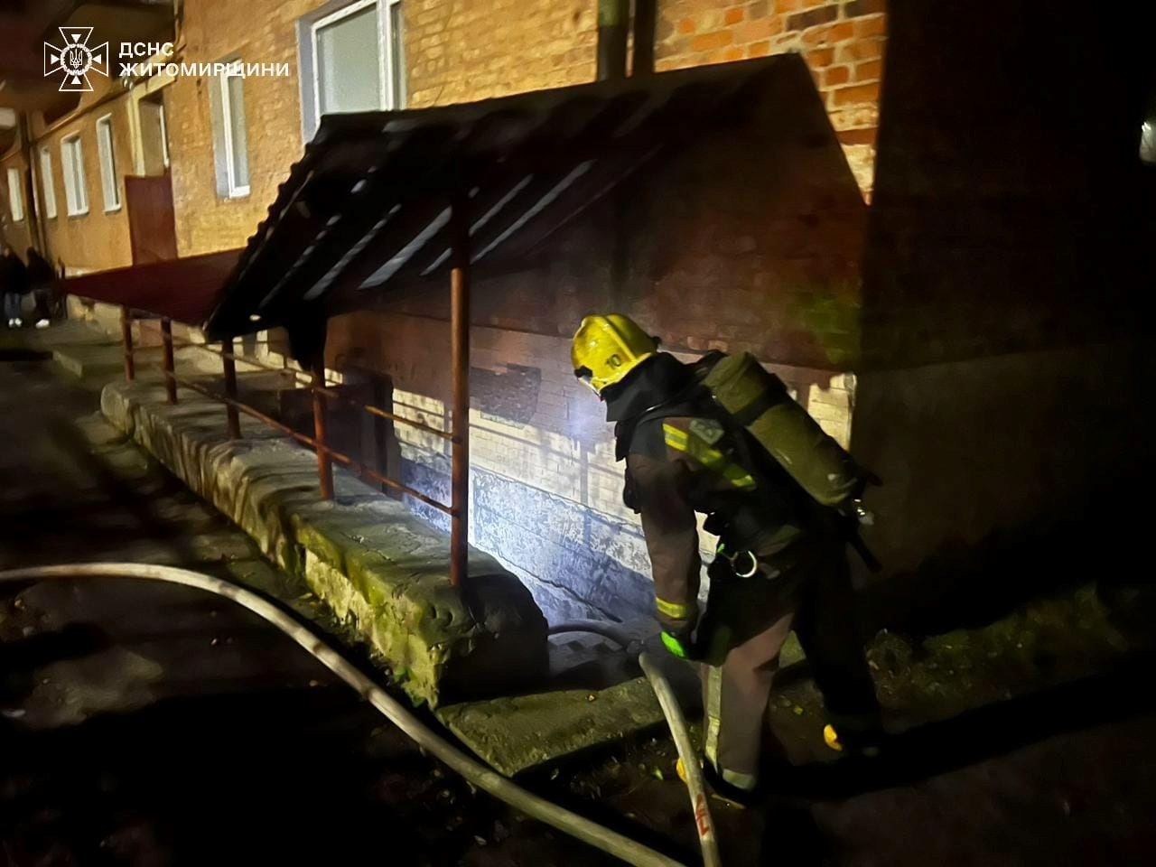 Пожежа в багатоповерхівці Звягеля: рятувальники евакуювали мешканців через задимлення