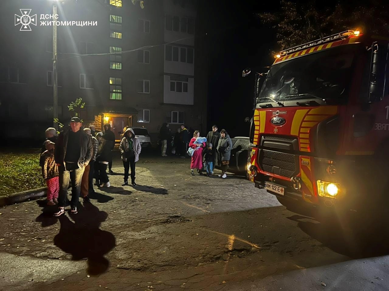 Пожежа в багатоповерхівці Звягеля: рятувальники евакуювали мешканців через задимлення