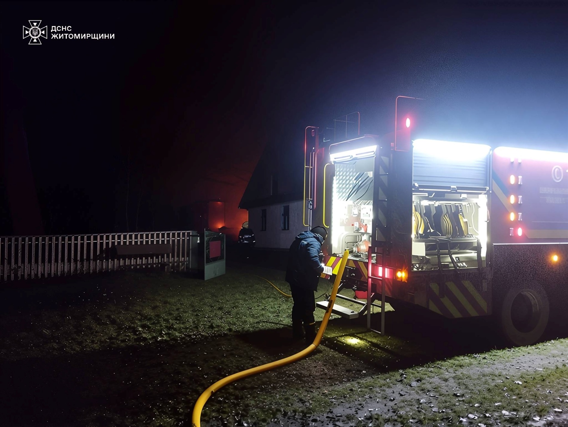 Нічна пожежа на Звягельщині: вогонь знищив дах житлового будинку