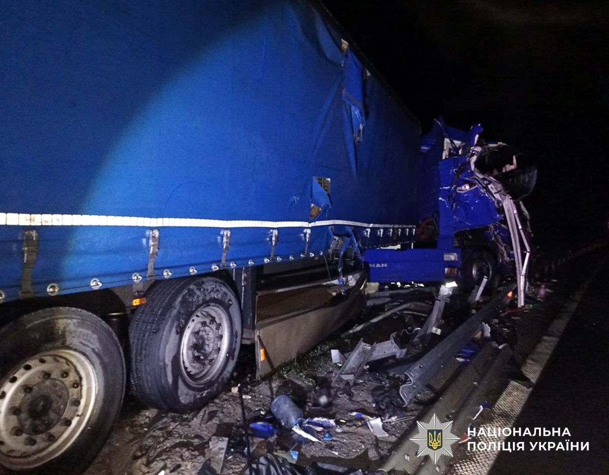 Поблизу Звягеля зіткнулися дві вантажівки – один з водіїв госпіталізований