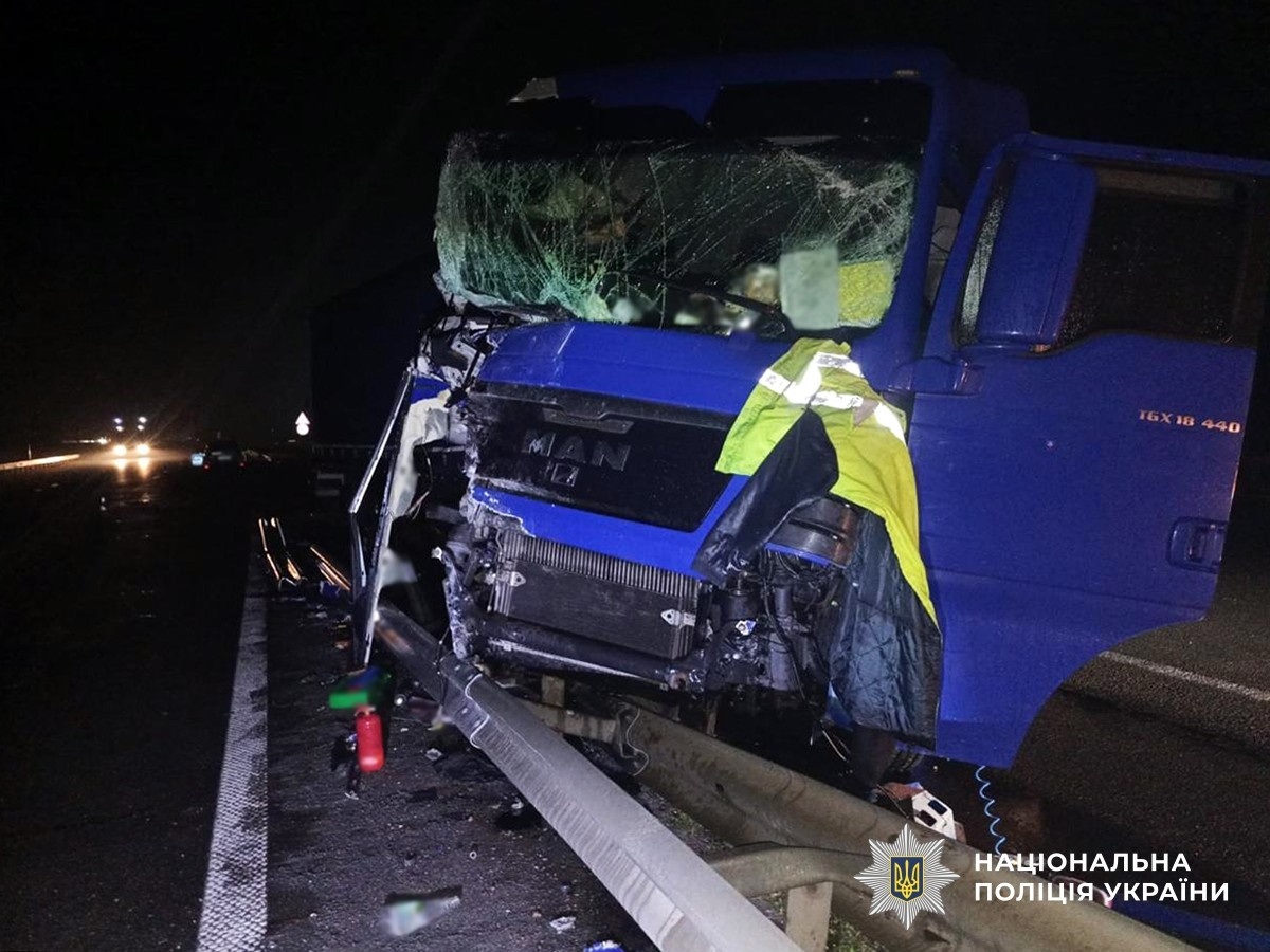 Поблизу Звягеля зіткнулися дві вантажівки – один з водіїв госпіталізований