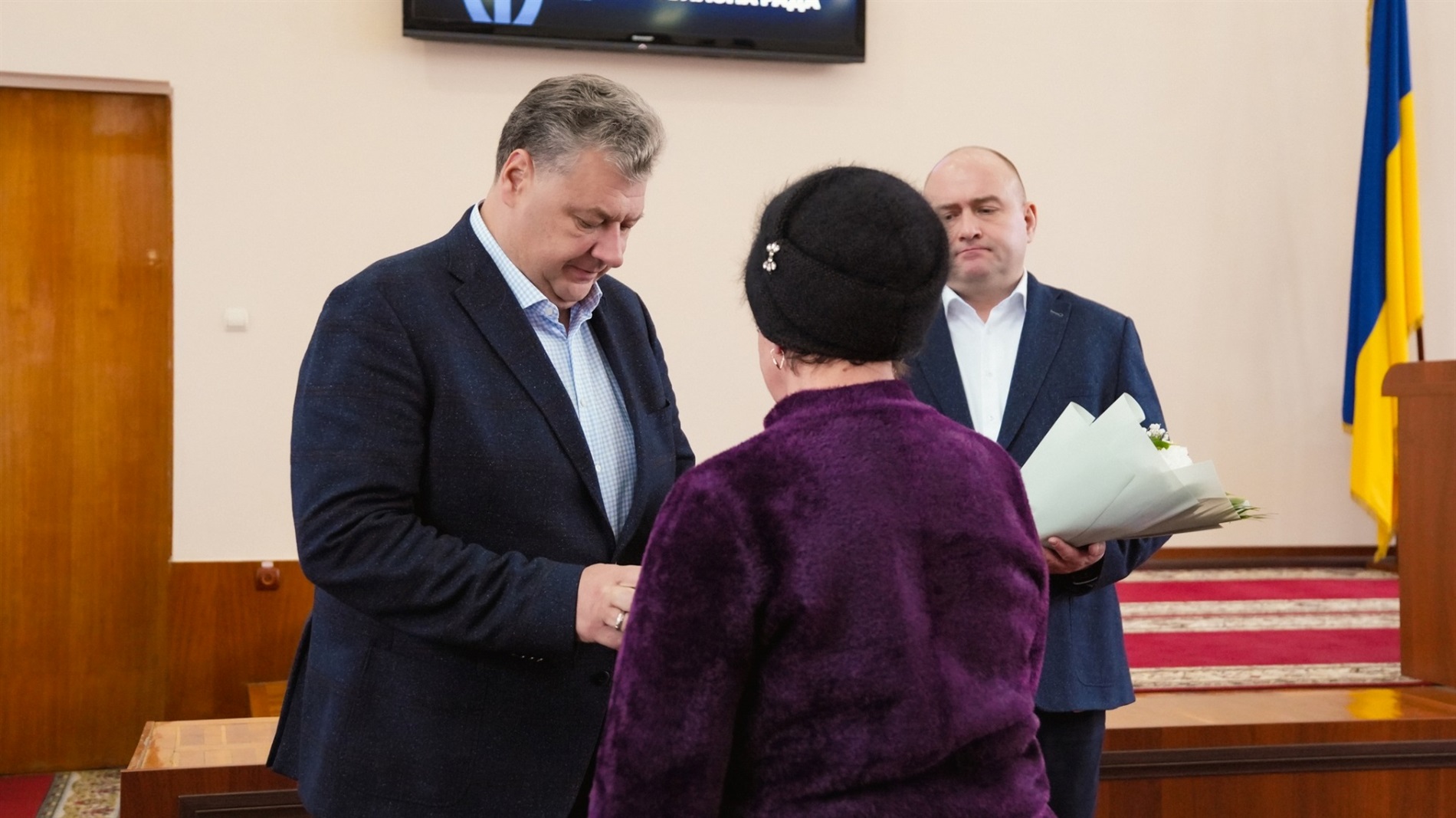 Під час сесії облради Ларисі Капчинській вручили відзнаку 