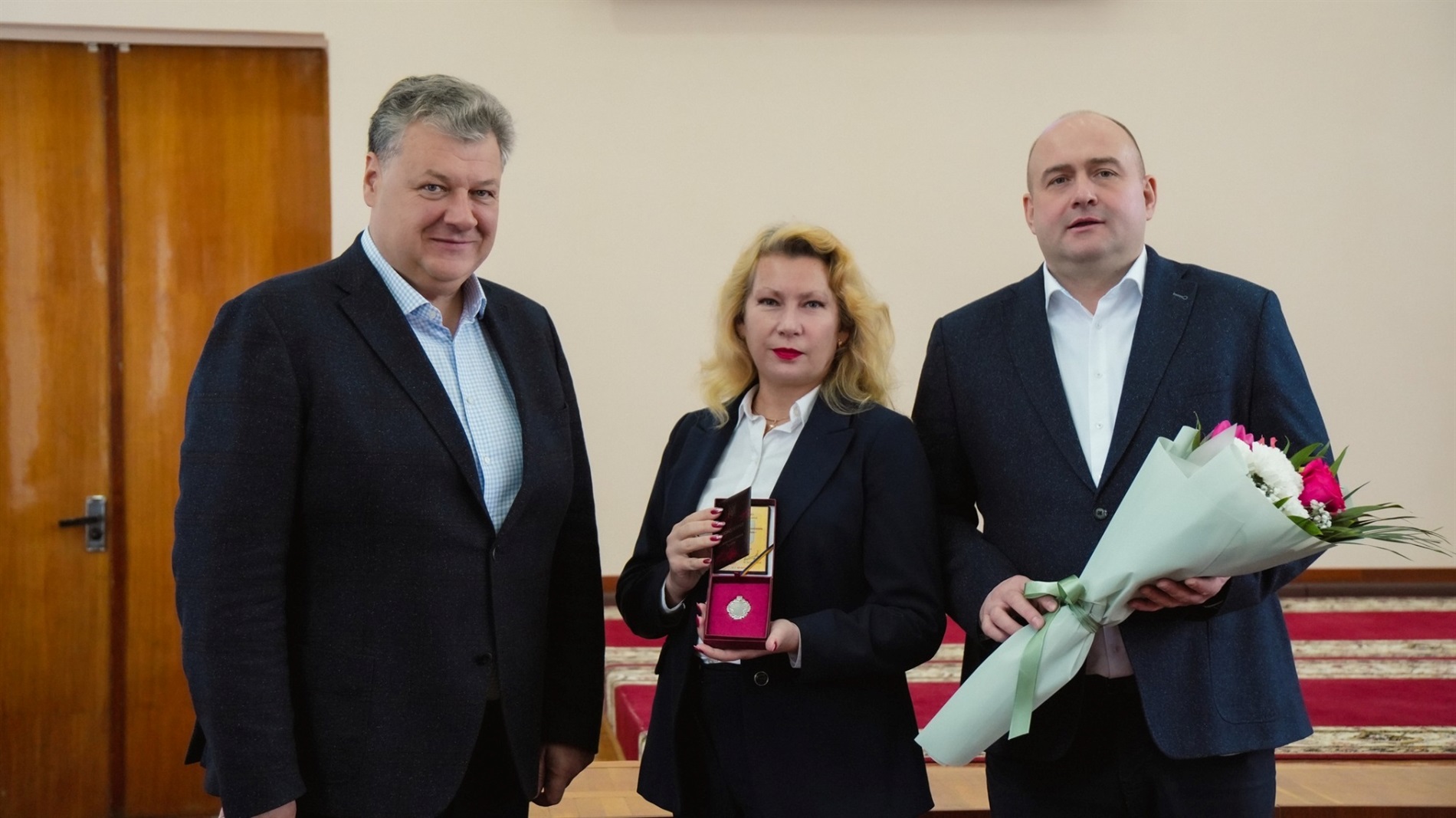 Під час сесії облради Ларисі Капчинській вручили відзнаку 