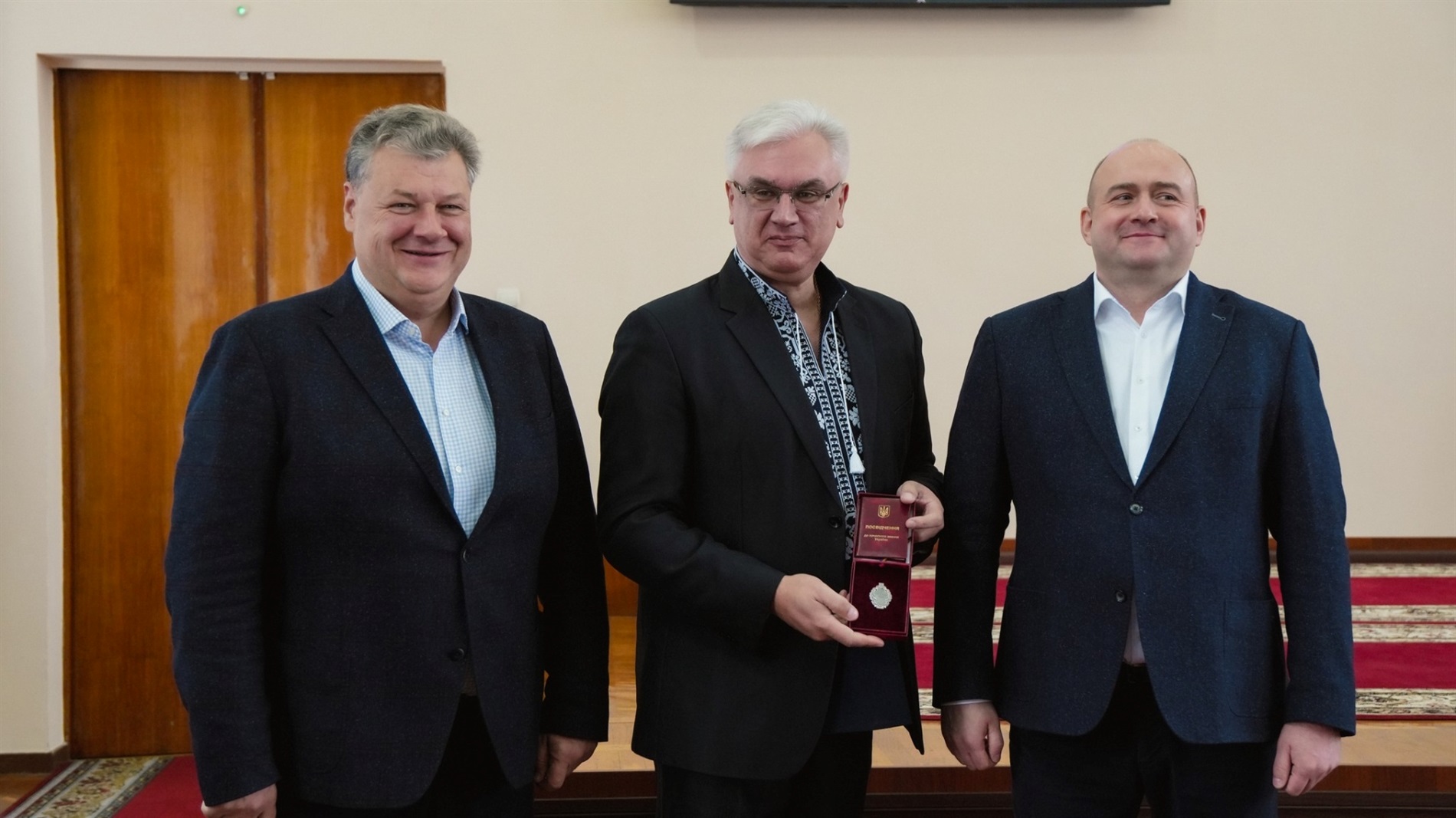 Під час сесії облради Ларисі Капчинській вручили відзнаку 