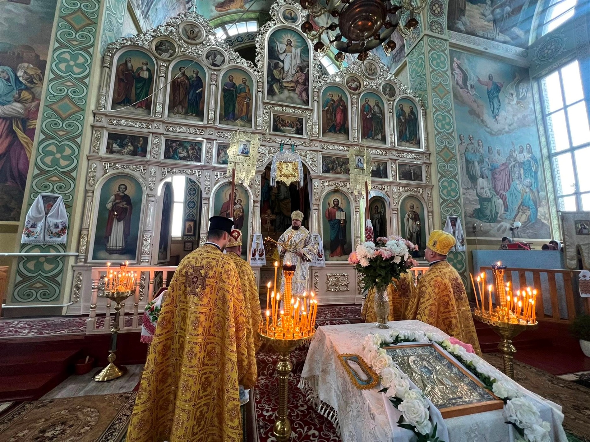 Єпископ ПЦУ Паїсій освятив надкупольний центральний хрест храму в с. Великий Молодьків