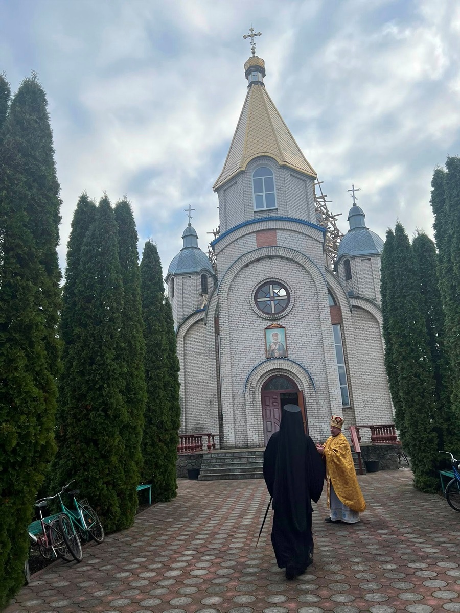 Єпископ ПЦУ Паїсій освятив надкупольний центральний хрест храму в с. Великий Молодьків