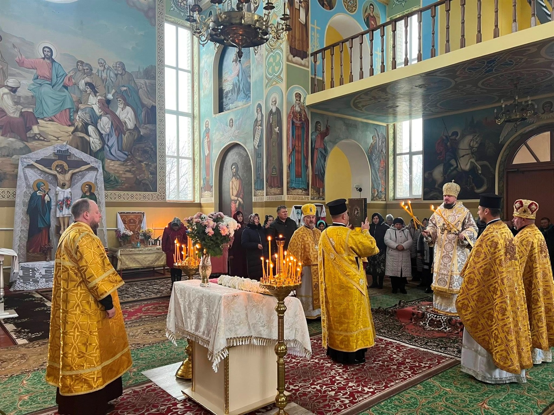 Єпископ ПЦУ Паїсій освятив надкупольний центральний хрест храму в с. Великий Молодьків