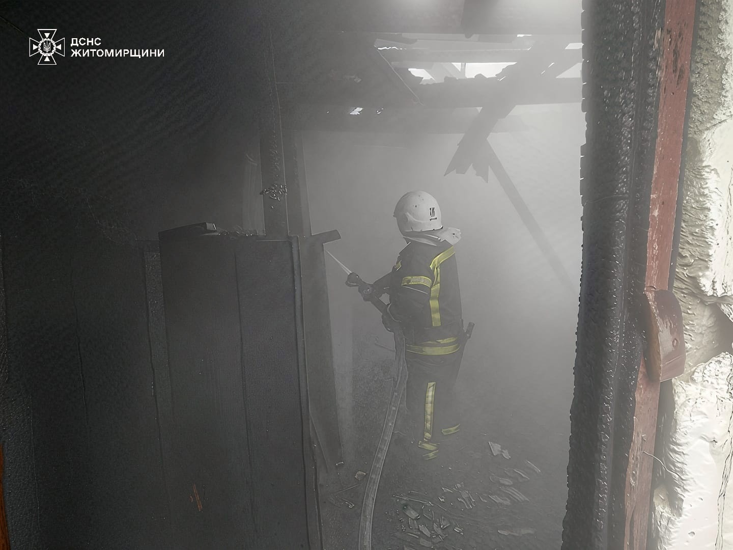 Вогонь знищив покрівлю та пошкодив перекриття приватного будинку на Звягельщині