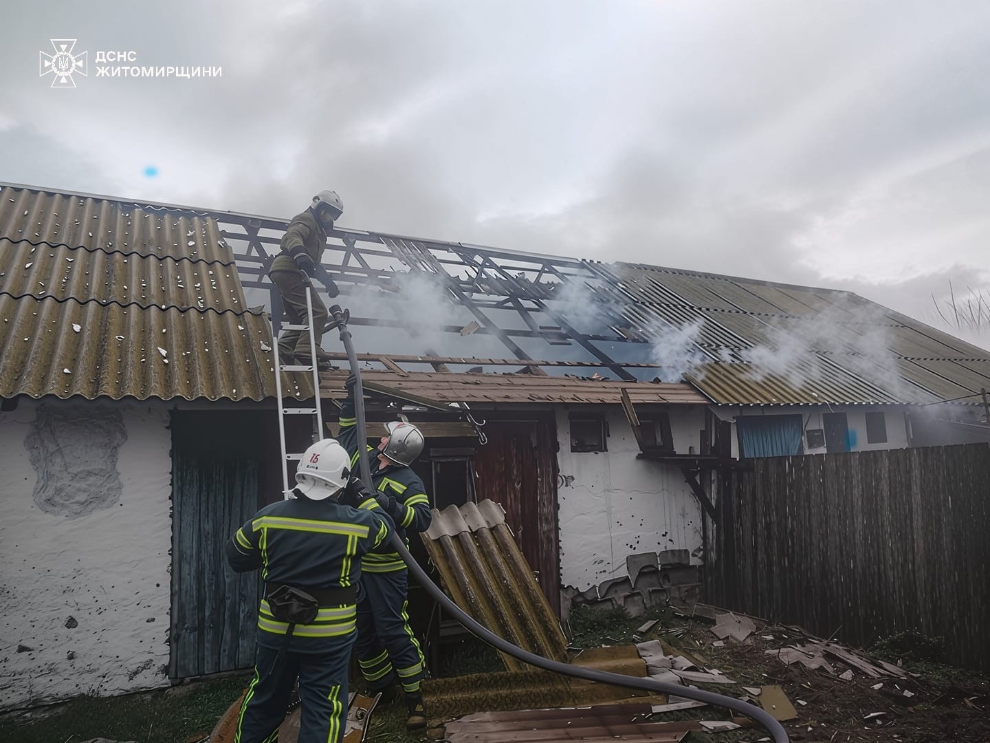 Вогонь знищив покрівлю та пошкодив перекриття приватного будинку на Звягельщині