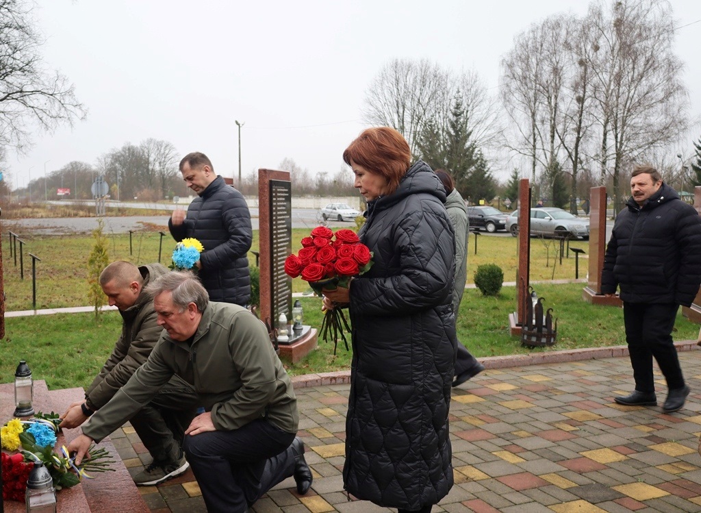 День Гідності та Свободи у Звягелі: громада вшанувала пам'ять про тих, хто виборював незалежність