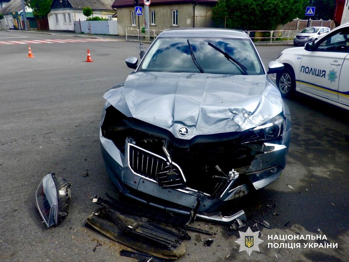 Проїхав на заборонений сигнал світлофора: у Звягелі в ДТП тяжкі травми отримала одеситка