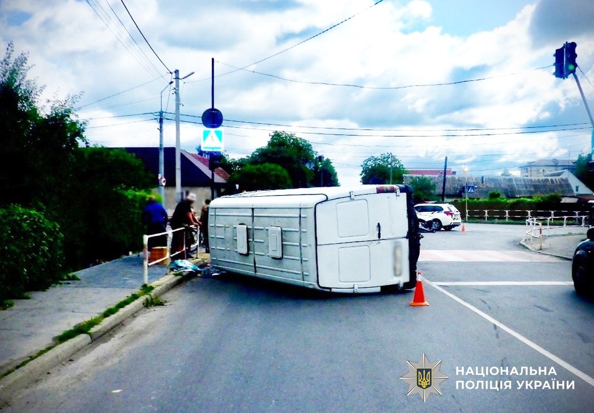 Проїхав на заборонений сигнал світлофора: у Звягелі в ДТП тяжкі травми отримала одеситка