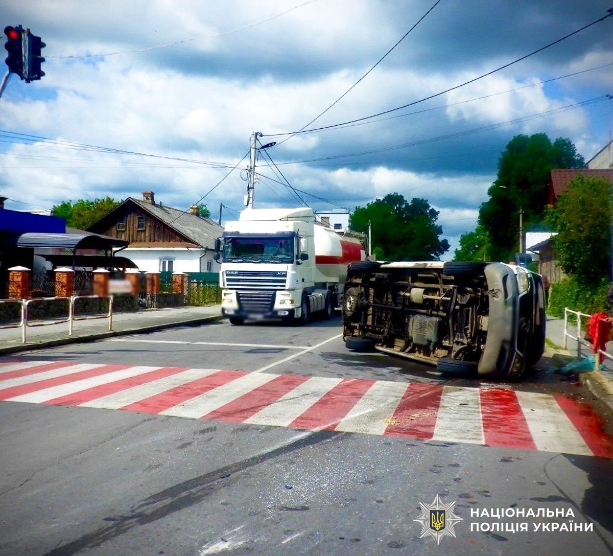 Проїхав на заборонений сигнал світлофора: у Звягелі в ДТП тяжкі травми отримала одеситка