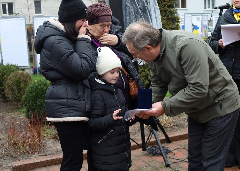 У Звягелі вшанували пам'ять загиблих захисників: Алея Пам'яті поповнилася новими портретами