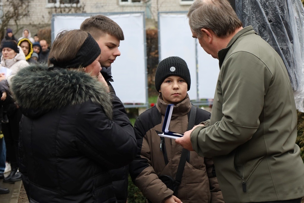 У Звягелі вшанували пам'ять загиблих захисників: Алея Пам'яті поповнилася новими портретами
