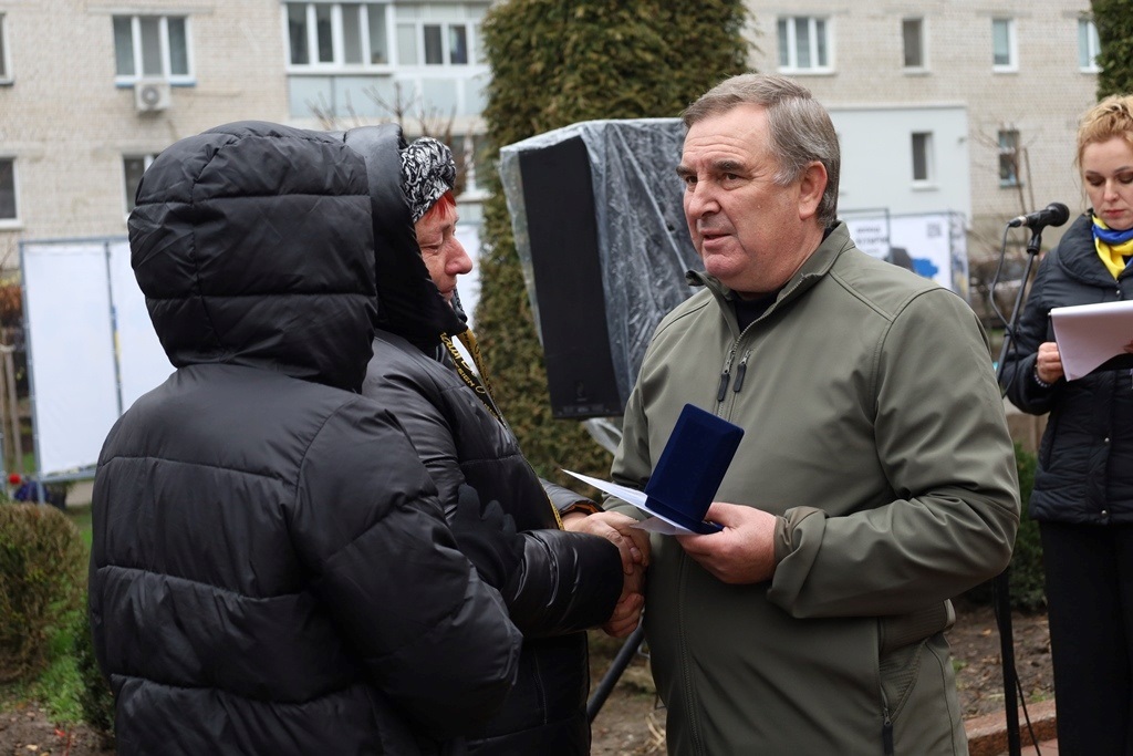 У Звягелі вшанували пам'ять загиблих захисників: Алея Пам'яті поповнилася новими портретами