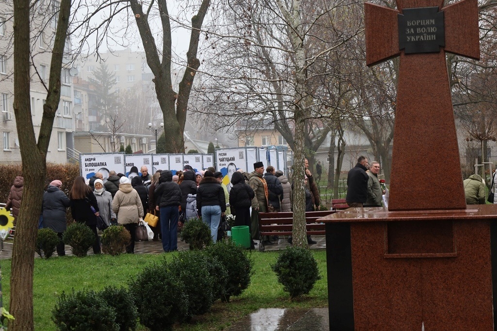 У Звягелі вшанували пам'ять загиблих захисників: Алея Пам'яті поповнилася новими портретами