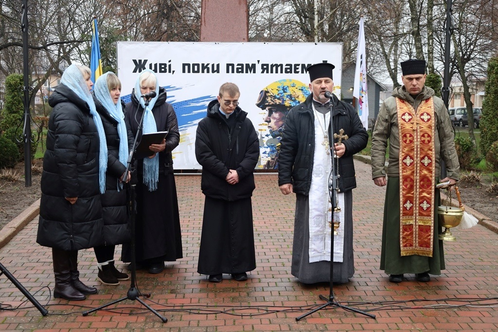 У Звягелі вшанували пам'ять загиблих захисників: Алея Пам'яті поповнилася новими портретами