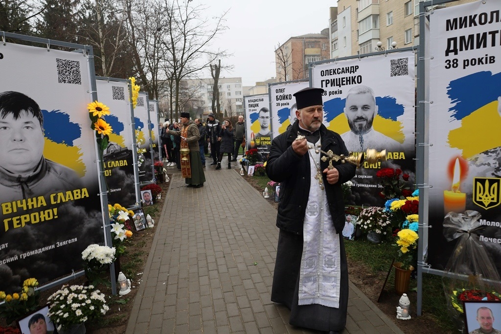 У Звягелі вшанували пам'ять загиблих захисників: Алея Пам'яті поповнилася новими портретами