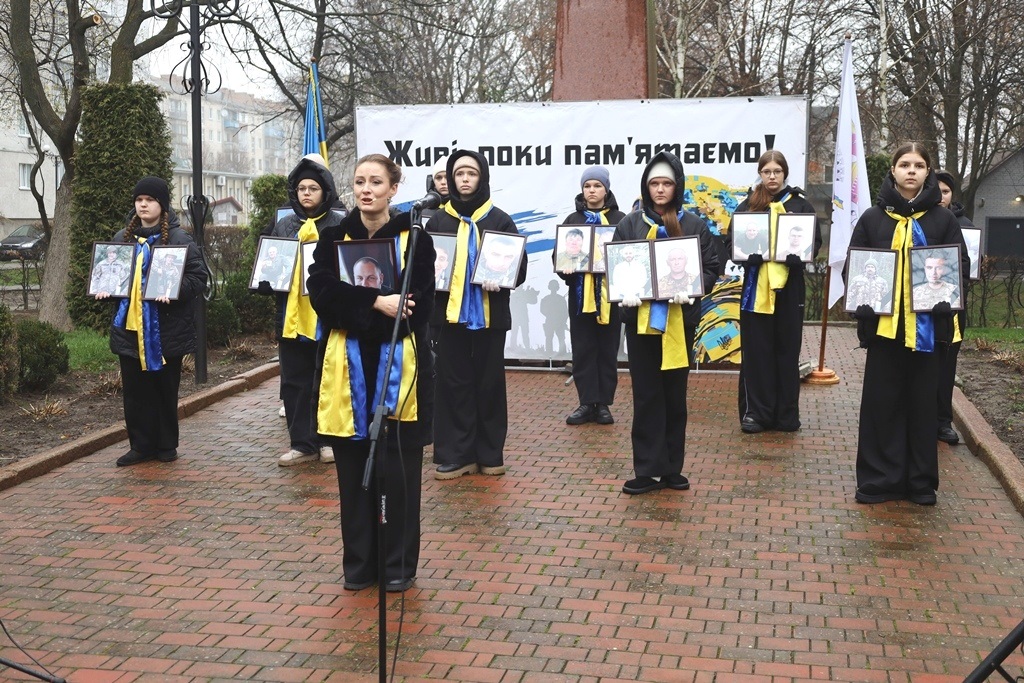 У Звягелі вшанували пам'ять загиблих захисників: Алея Пам'яті поповнилася новими портретами