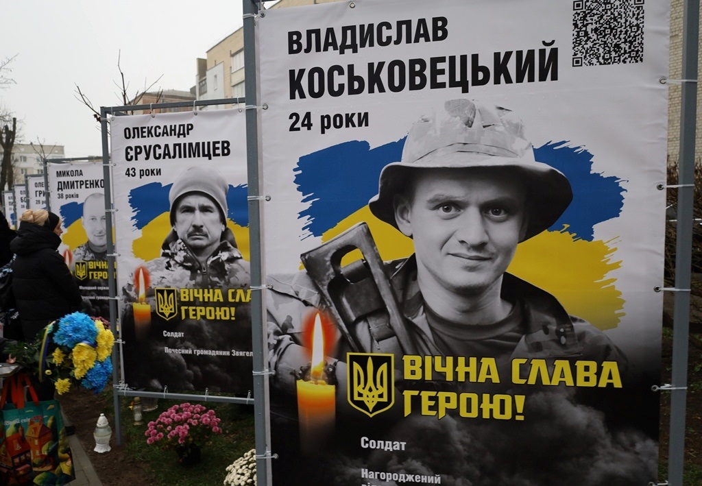 У Звягелі вшанували пам'ять загиблих захисників: Алея Пам'яті поповнилася новими портретами