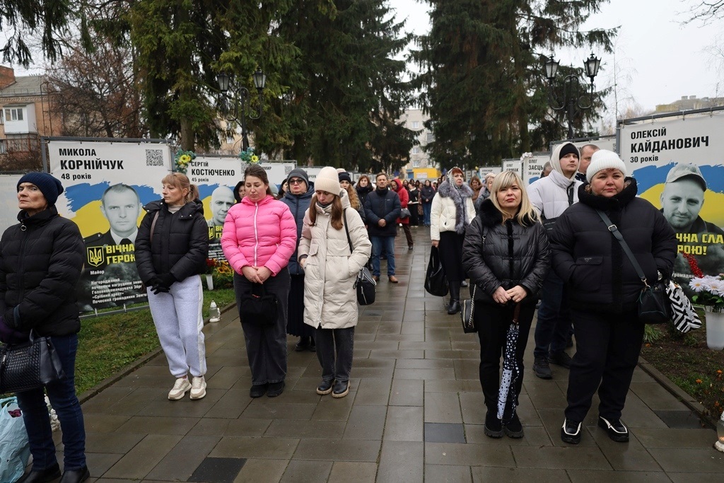 У Звягелі вшанували пам'ять загиблих захисників: Алея Пам'яті поповнилася новими портретами