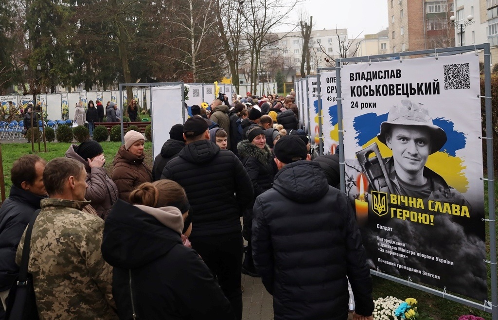 У Звягелі вшанували пам'ять загиблих захисників: Алея Пам'яті поповнилася новими портретами