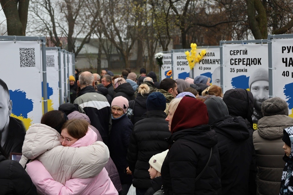 У Звягелі вшанували пам'ять загиблих захисників: Алея Пам'яті поповнилася новими портретами