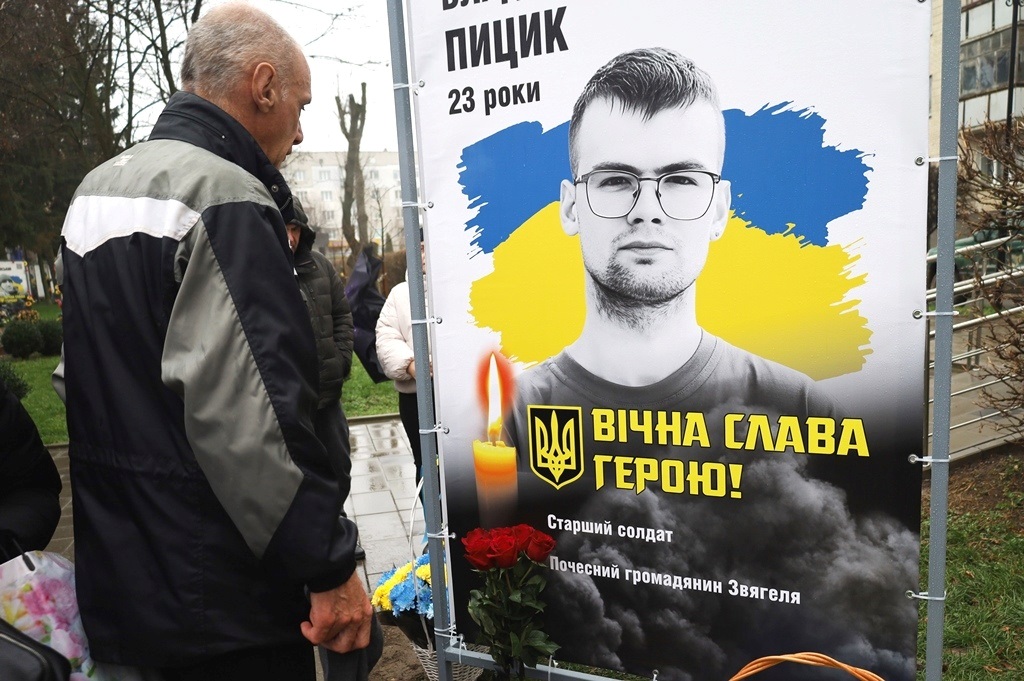 У Звягелі вшанували пам'ять загиблих захисників: Алея Пам'яті поповнилася новими портретами