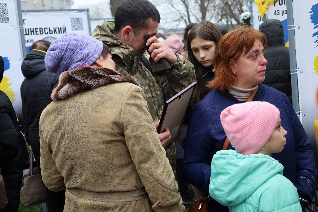 У Звягелі вшанували пам'ять загиблих захисників: Алея Пам'яті поповнилася новими портретами