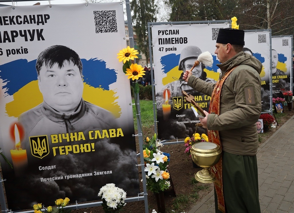 У Звягелі вшанували пам'ять загиблих захисників: Алея Пам'яті поповнилася новими портретами