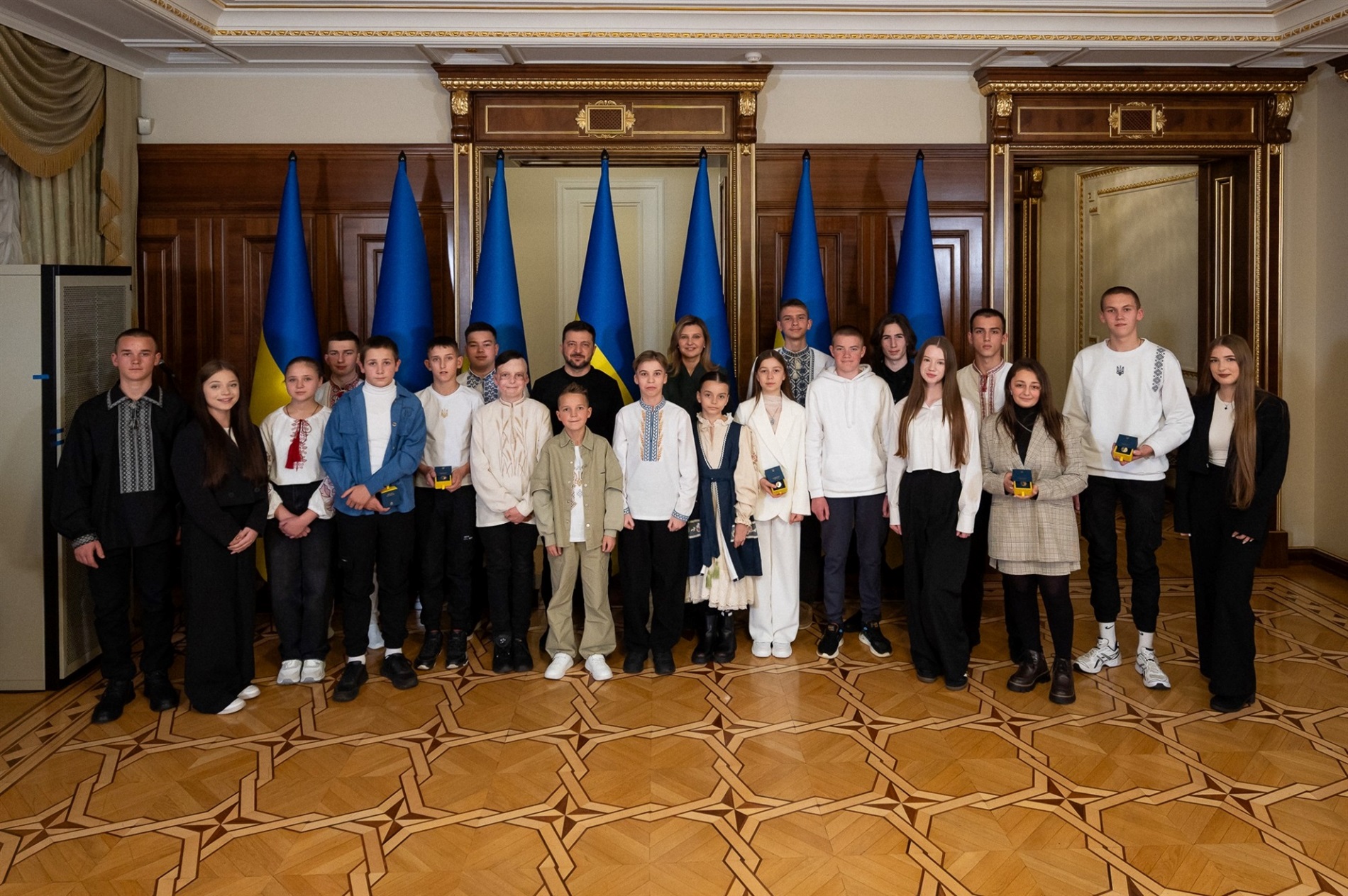 Витягнули дитину з води та зробили штучне дихання: президент нагородив двох хлопців зі Звягельщини