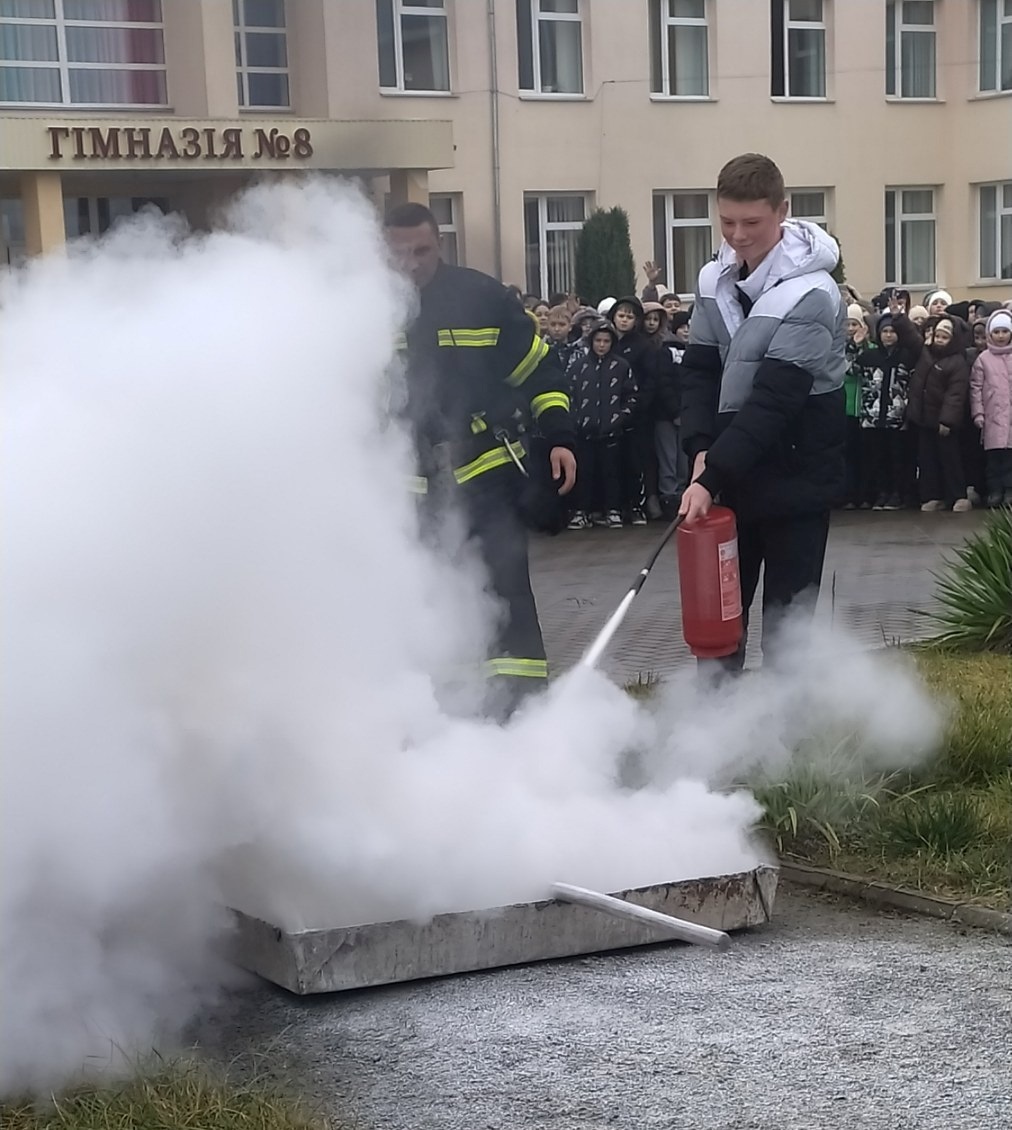 У звягельській гімназії №8 провели тренування з евакуації та домедичної допомоги