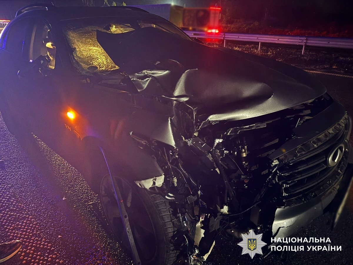 Поблизу Олександрівки під колесами Infiniti загинула жінка: поліція встановлює особу загиблої