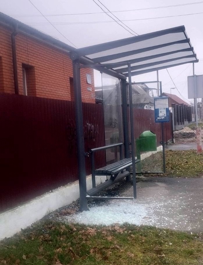 У Звягелі хтось навмисно розбиває скляні конструкції на зупинках громадського транспорту